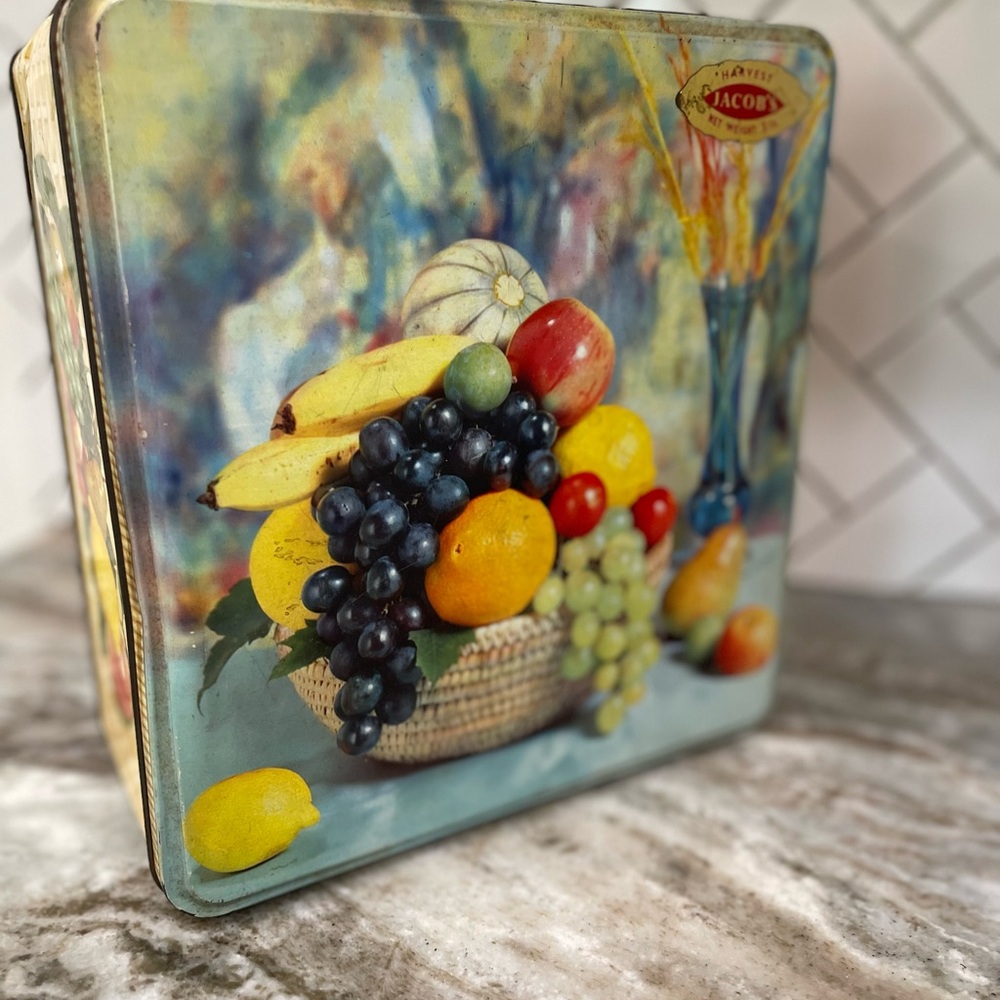 Vintage Fruit Tin.W&R Jacob &Co LTD. Biscuit Manufacturers Liverpool, England. ￼